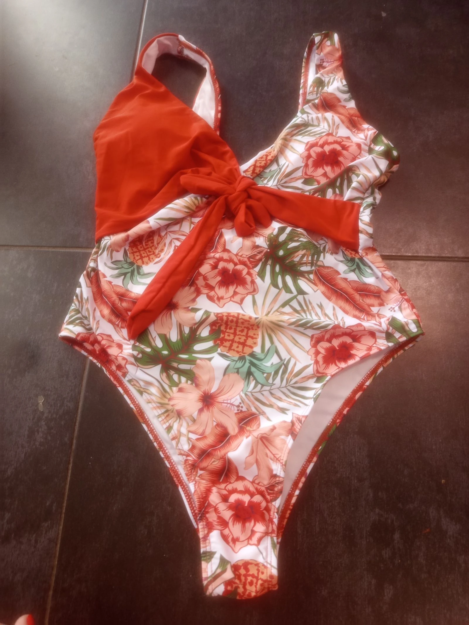 Maillot de bain une pièce motif floral sur fond blanc et couleur terracotta fleurs et feuilles